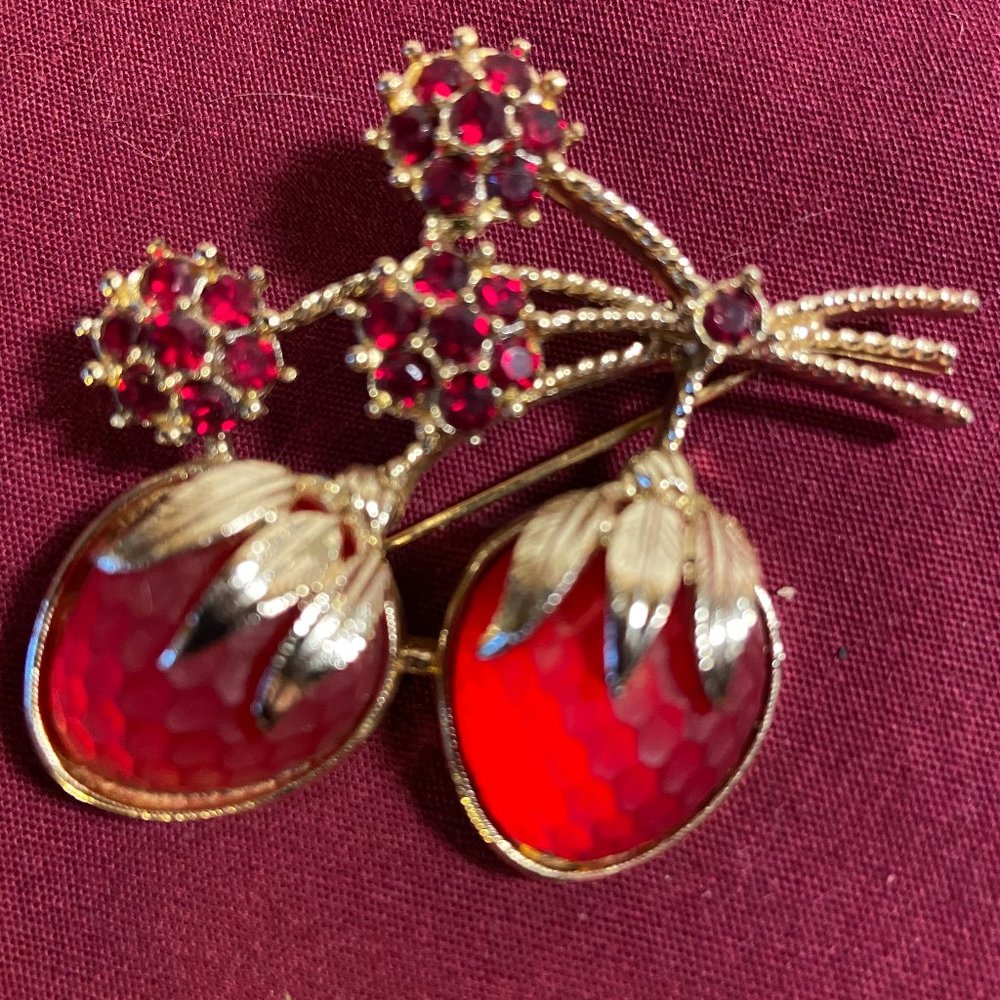 Vintage 1966 SARAH COVENTRY rhinestone strawberry brooch